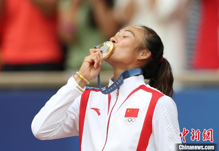 巴黎奥运郑钦文夺冠 中国