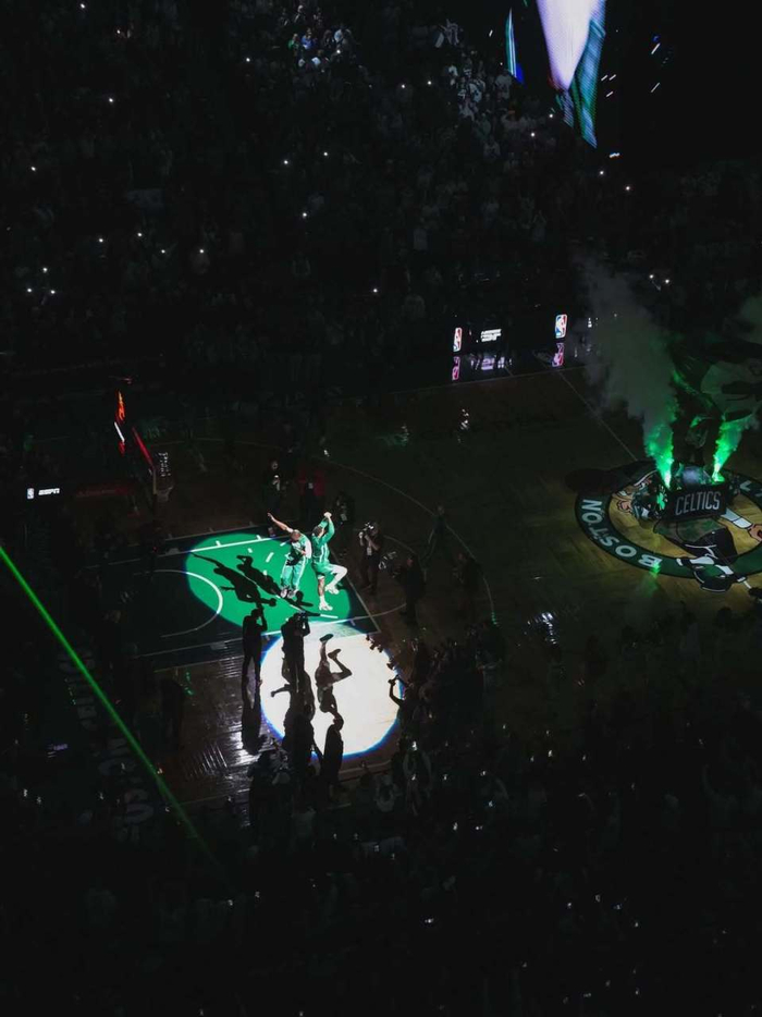 凯尔特人双J合影传递团队凝聚力 迎战太阳蓄势待