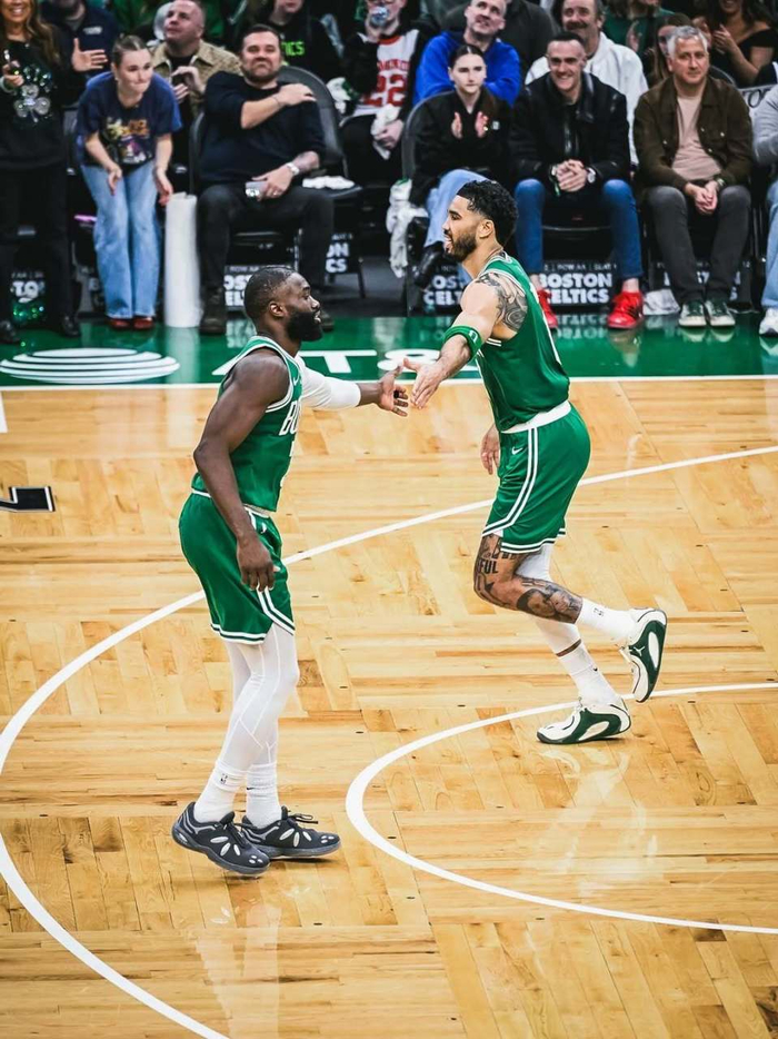 凯尔特人双J合影传递团队凝聚力 迎战太阳蓄势待