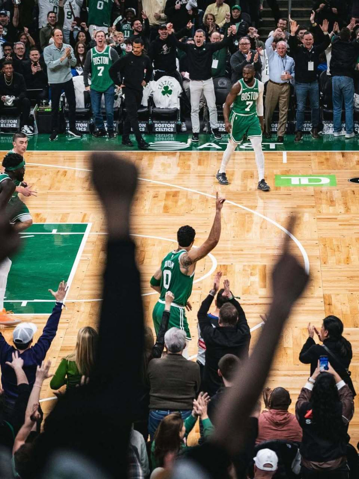 凯尔特人双J合影传递团队凝聚力 迎战太阳蓄势待