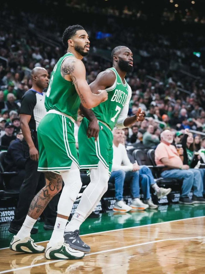 凯尔特人双J合影传递团队凝聚力 迎战太阳蓄势待