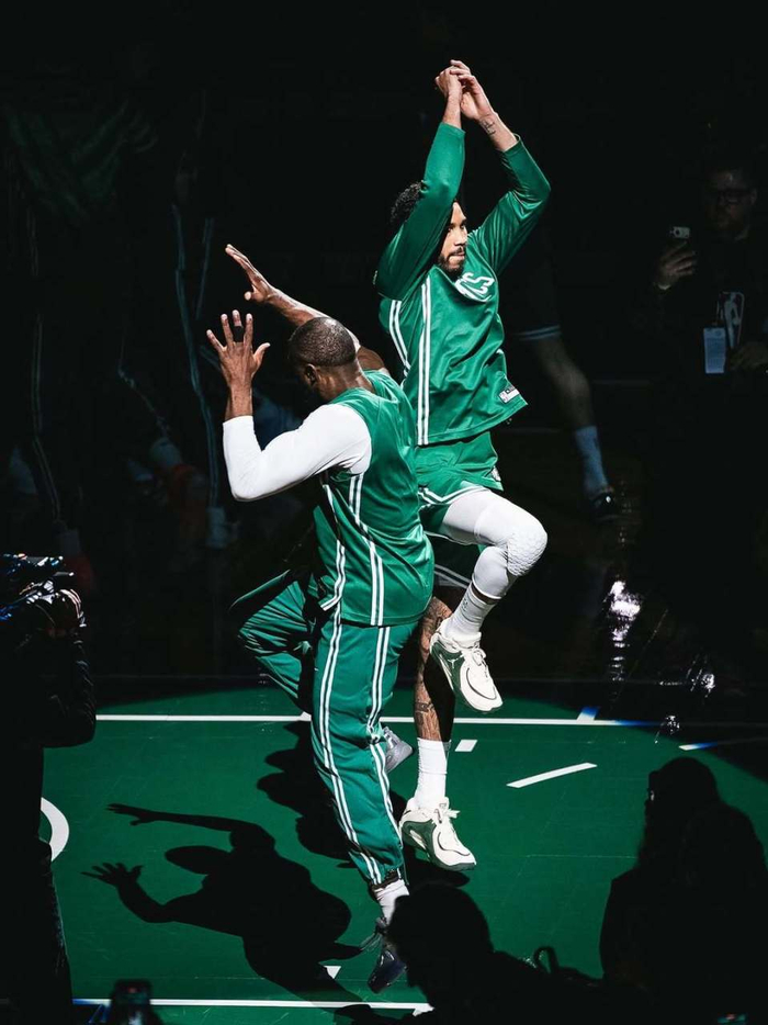 凯尔特人双J合影传递团队凝聚力 迎战太阳蓄势待