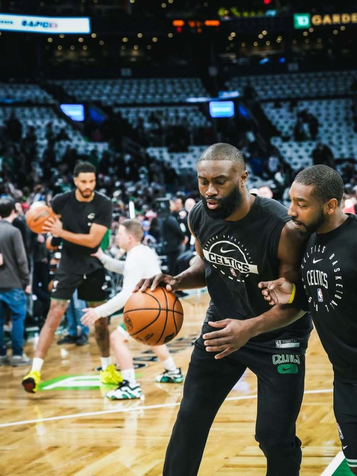 凯尔特人双J合影传递团队凝聚力 迎战太阳蓄势待